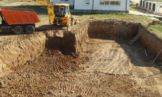 Рытье котлованов под фундамент в Дальнегорске – цена от 2621 руб. за м3 | 2Землекопа-Дль