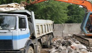 Вывоз строительного мусора с участка в Дальнегорске недорого от 1573 руб. | 2Землекопа-Дль